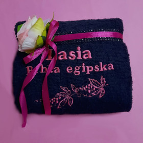 czarny ręcznik z haftem różowym na prezent